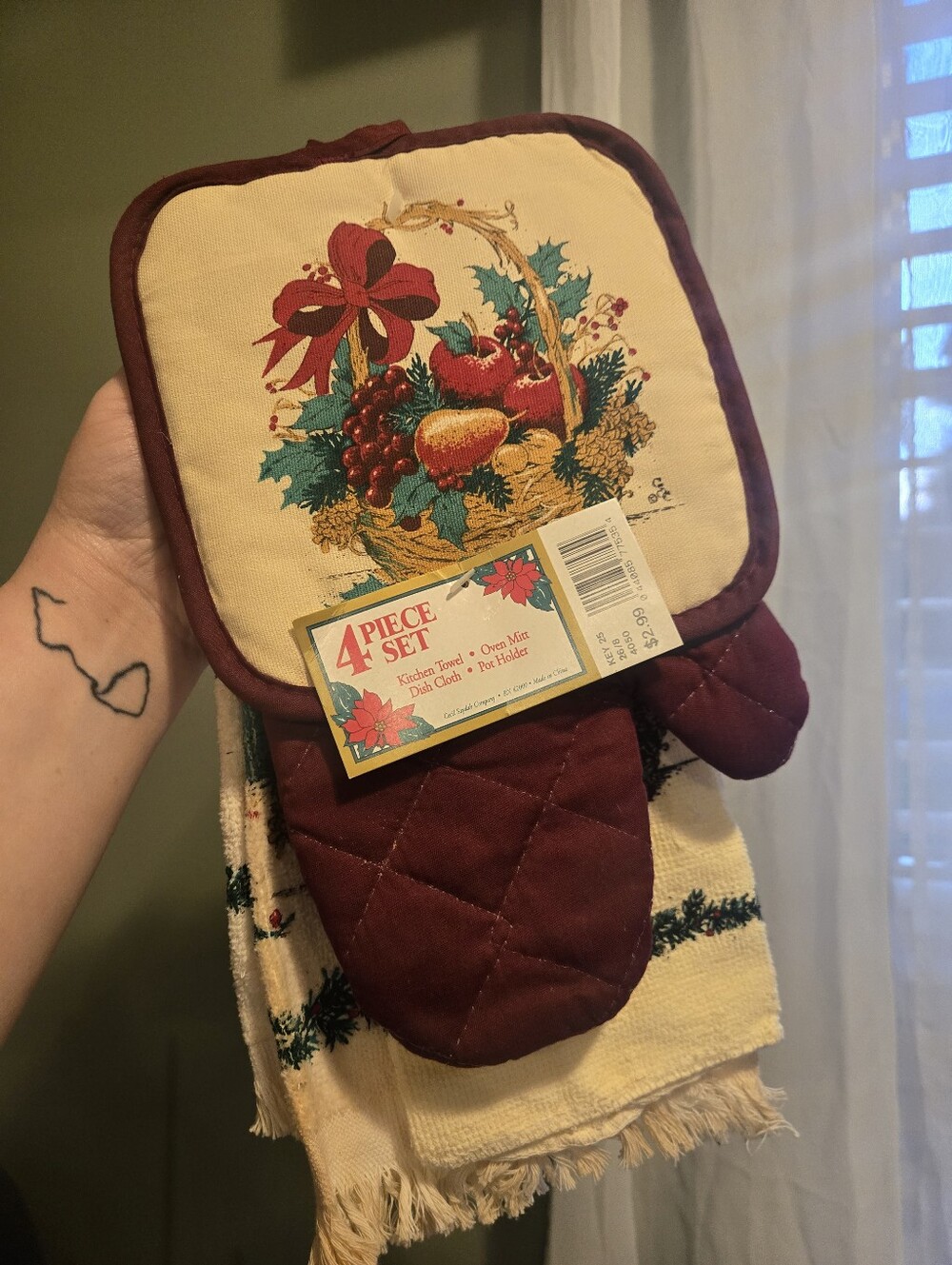 Vintage Christmas Holiday Oven Mitt and Pot Holder Set - Red and Cream